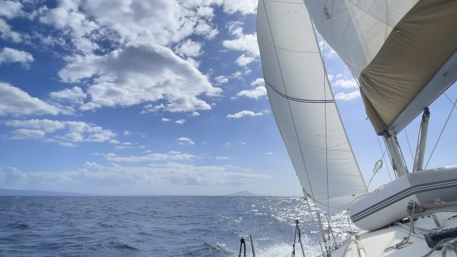 vecteezy_a-view-of-the-front-of-a-sailboat-on-the-ocean_39457052