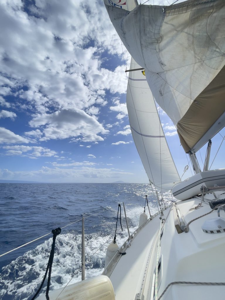 vecteezy_a-view-of-the-front-of-a-sailboat-on-the-ocean_39457052